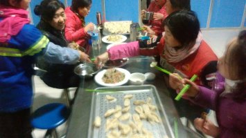 工人聚餐